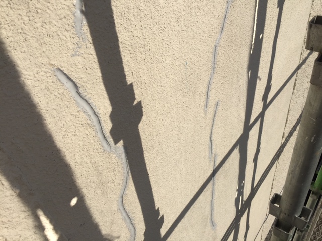 雨漏りの原因となる 外壁クラック ひび割れ の具体的補修方法 栃木県宇都宮市の注文住宅 リフォーム リノベーション ヨシダクラフト
