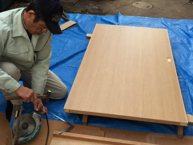 会話 建具職人が造った造作ドアは 時を経ても別の建具職人が修理出来る しかし既成品ドア 既製品建具 は古くなると修理が効かない可能性が高い という職人との会話 栃木県宇都宮市の注文住宅 リフォーム リノベーション ヨシダクラフト