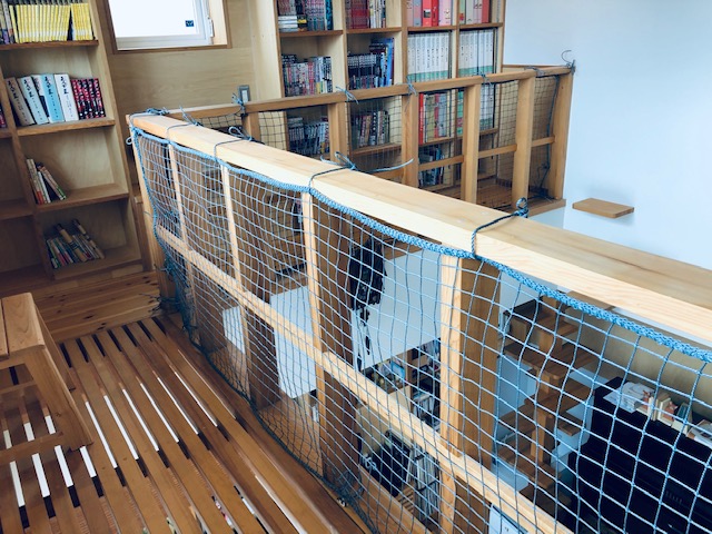 高断熱住宅には吹抜けを設けたほうが良い理由を 吹抜け手摺に転落防止ネット を張りながら説明します 栃木県宇都宮市の注文住宅 リフォーム リノベーション ヨシダクラフト