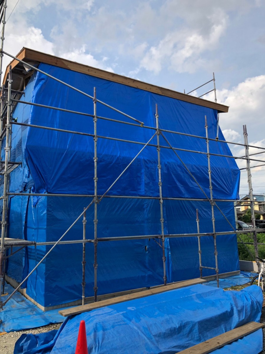 付加断熱のq1 0住宅は ブルーシート で外壁を養生する期間が長くなるので 上棟後にしっかりと壁養生しておくのが大切 栃木県宇都宮市の注文住宅 リフォーム リノベーション ヨシダクラフト